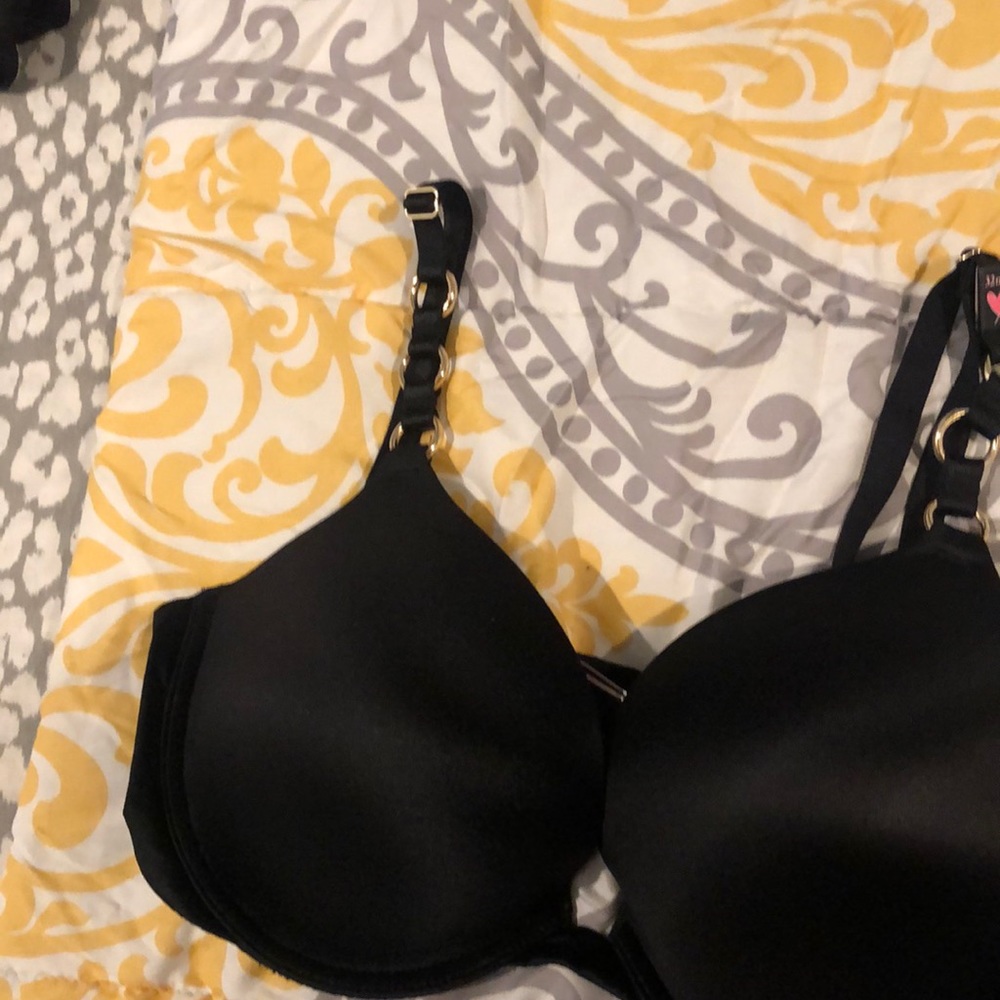 Black Victoria’s Secret bra
